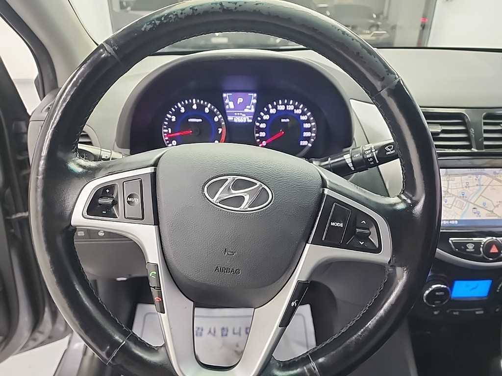 HYUNDAI Accent - Vista 9
