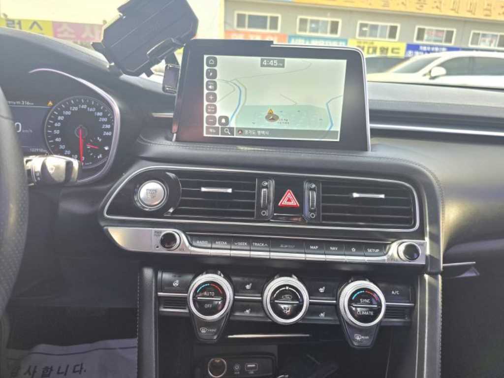 Genesis G70 - Vista 9