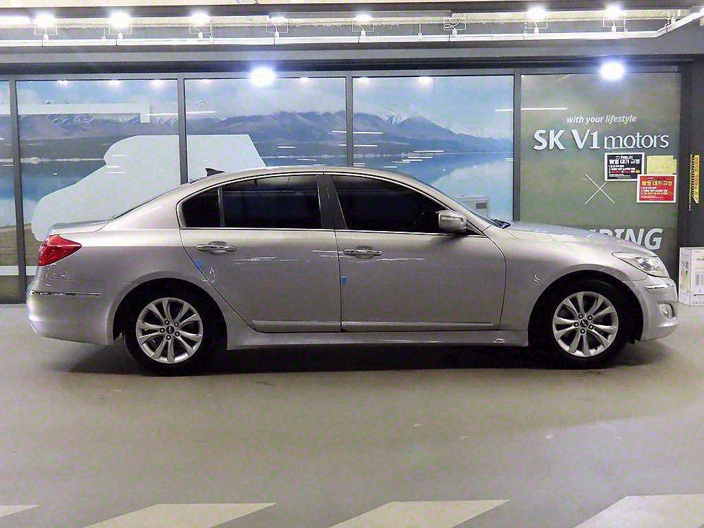 HYUNDAI Genesis - Vista 3