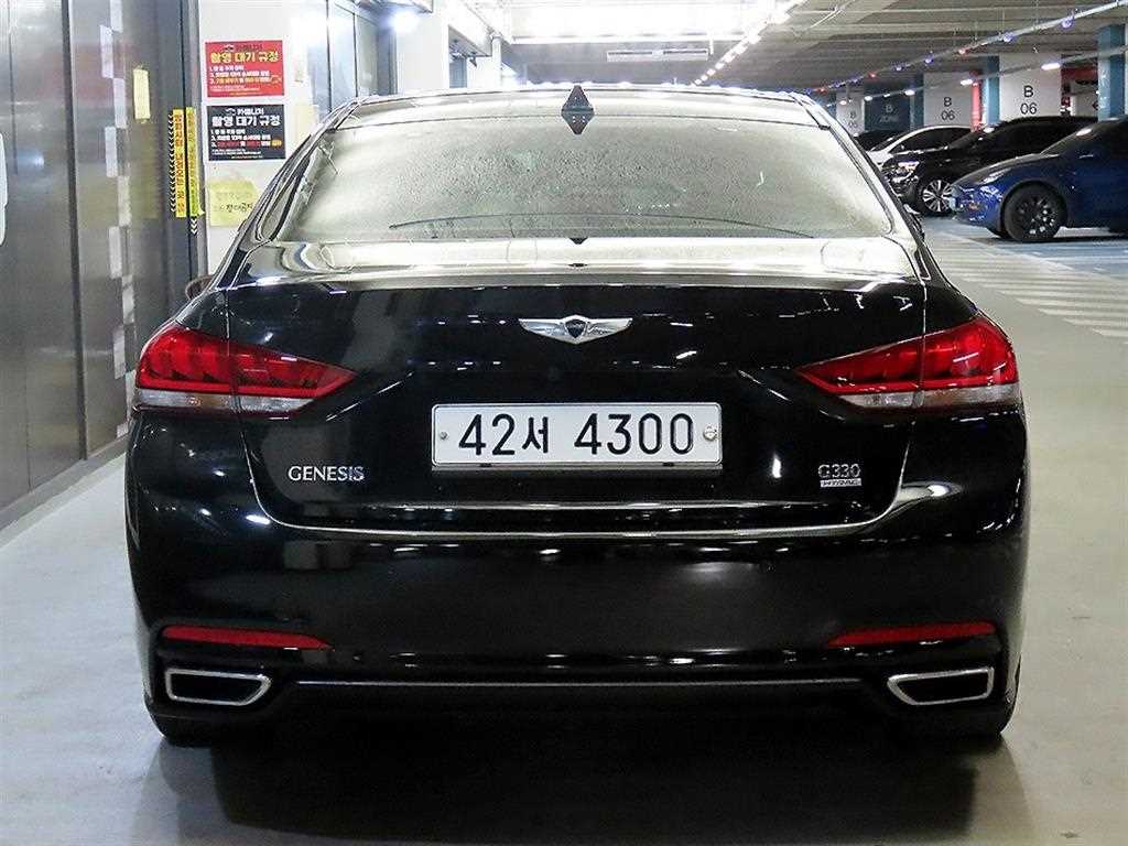 HYUNDAI Genesis - Vista 5