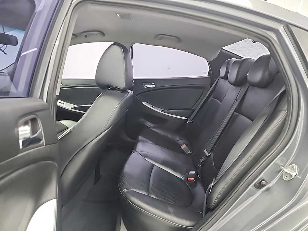 HYUNDAI Accent - Vista 12