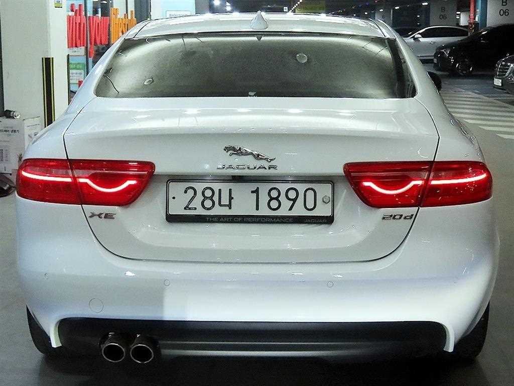 Jaguar XE - Vista 5