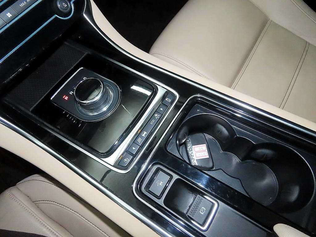 Jaguar XE - Vista 11