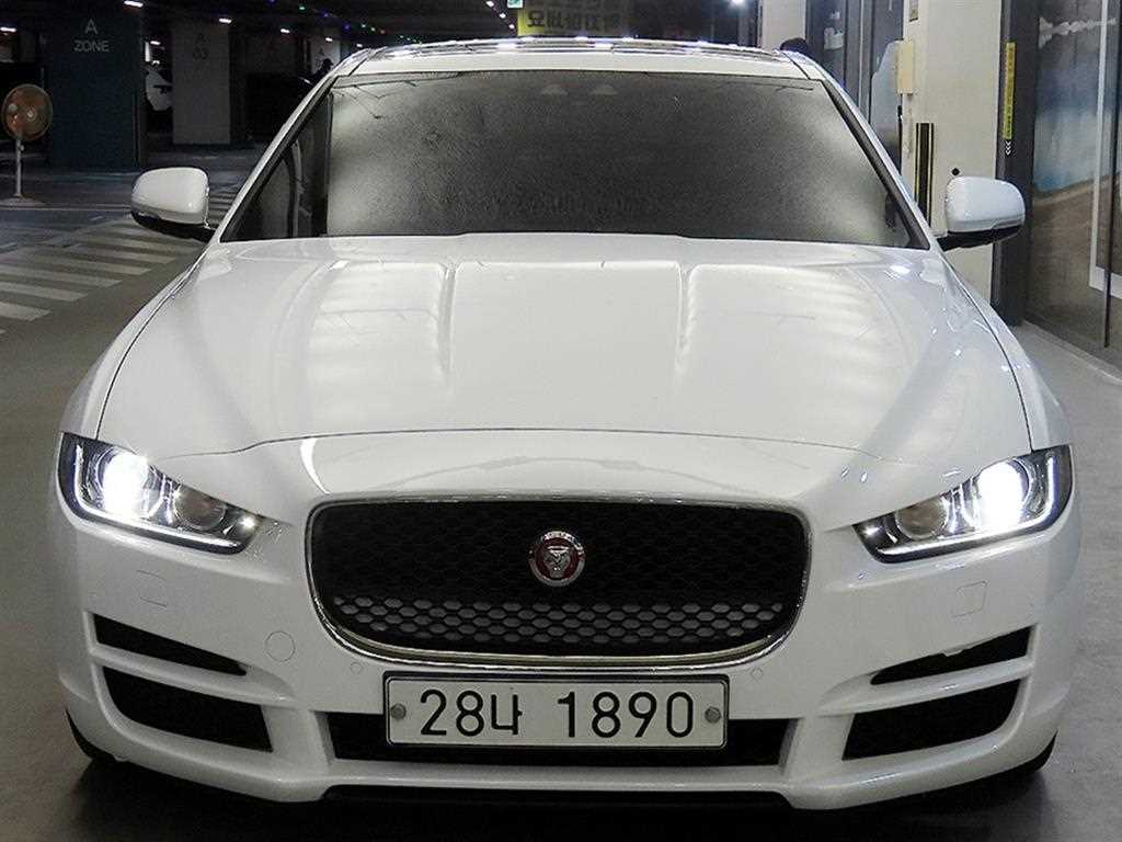 Jaguar XE - Vista 2