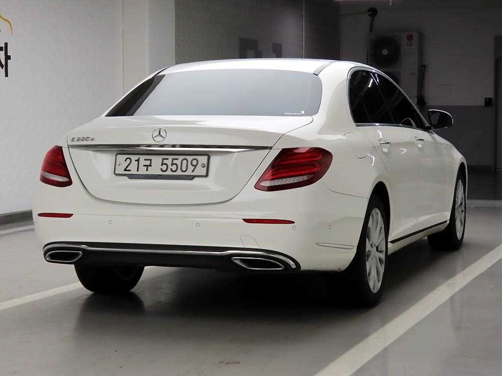 Mercedes Benz E class - Vista 4