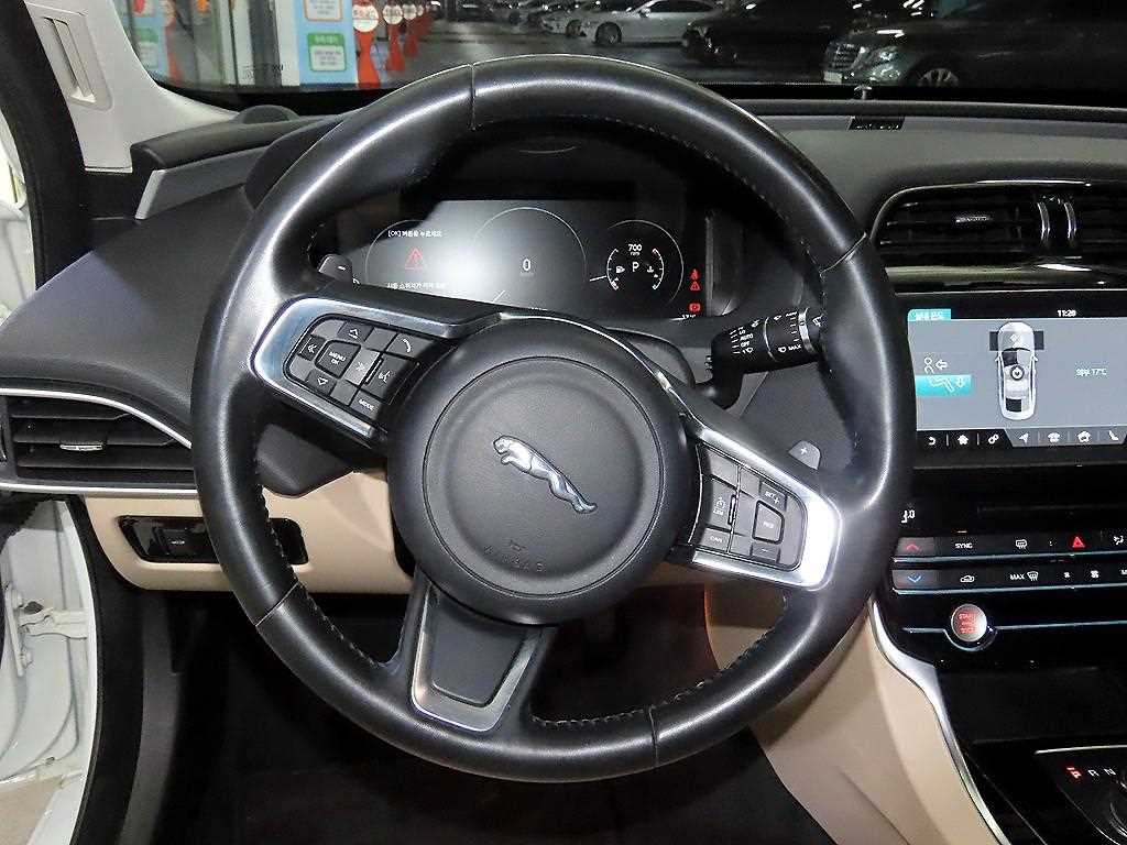Jaguar XE - Vista 7
