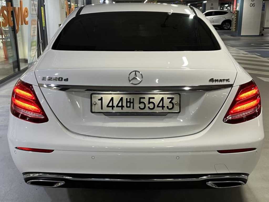 Mercedes Benz E class - Vista 4