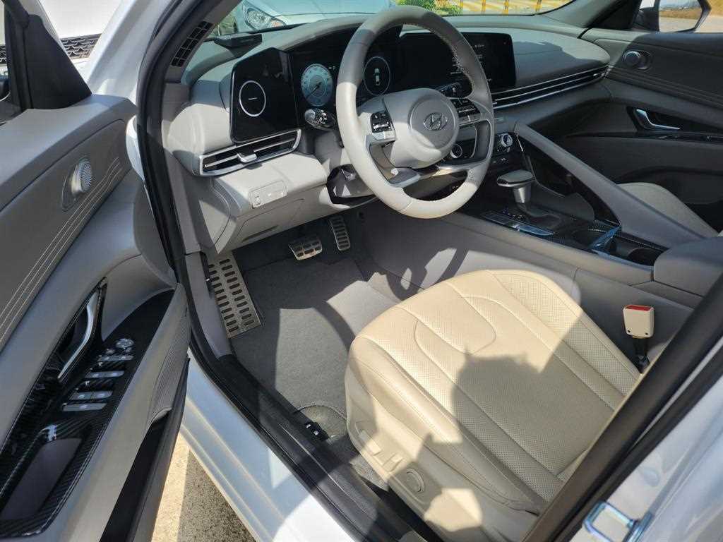 HYUNDAI Avante - Vista 9