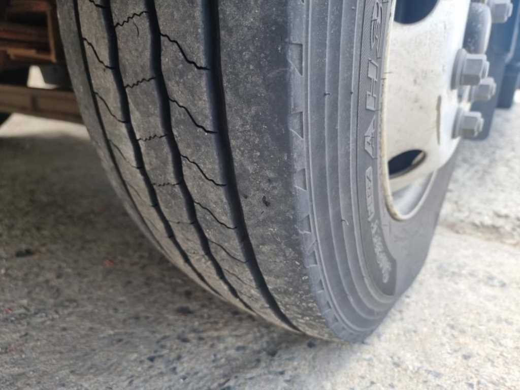 medium and large cargo truck - Vista 11