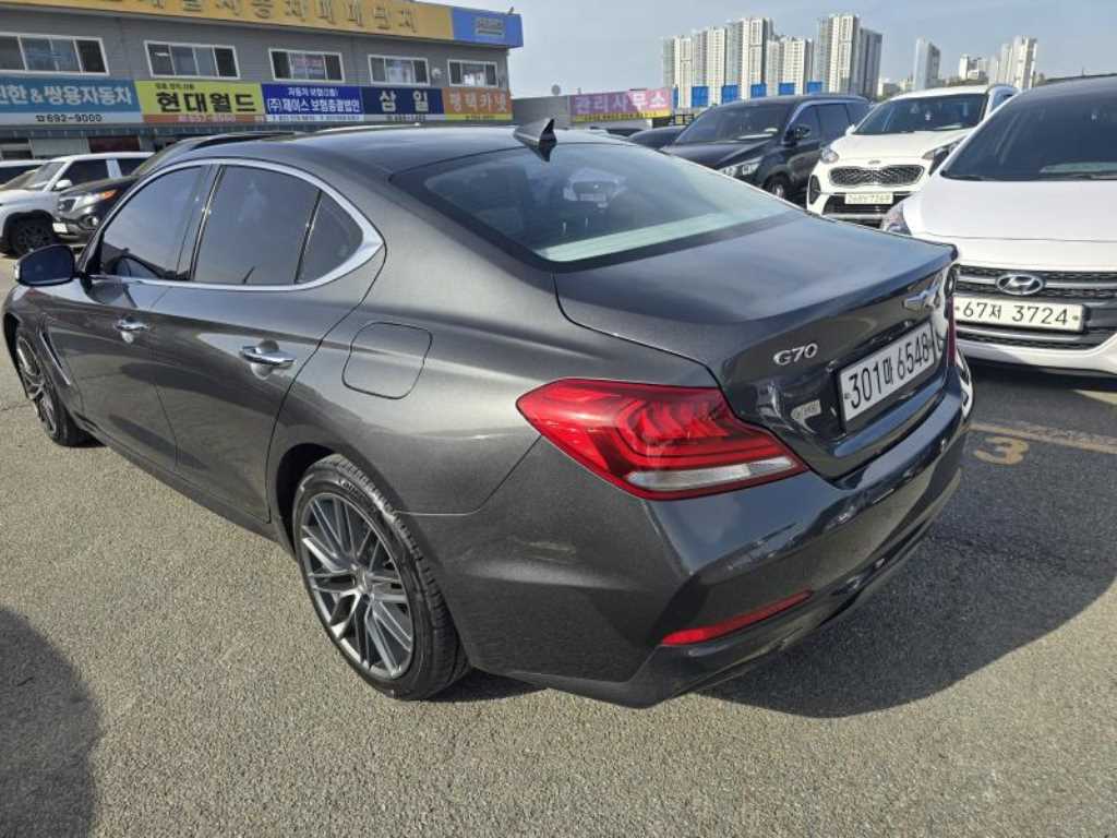 Genesis G70 - Vista 3