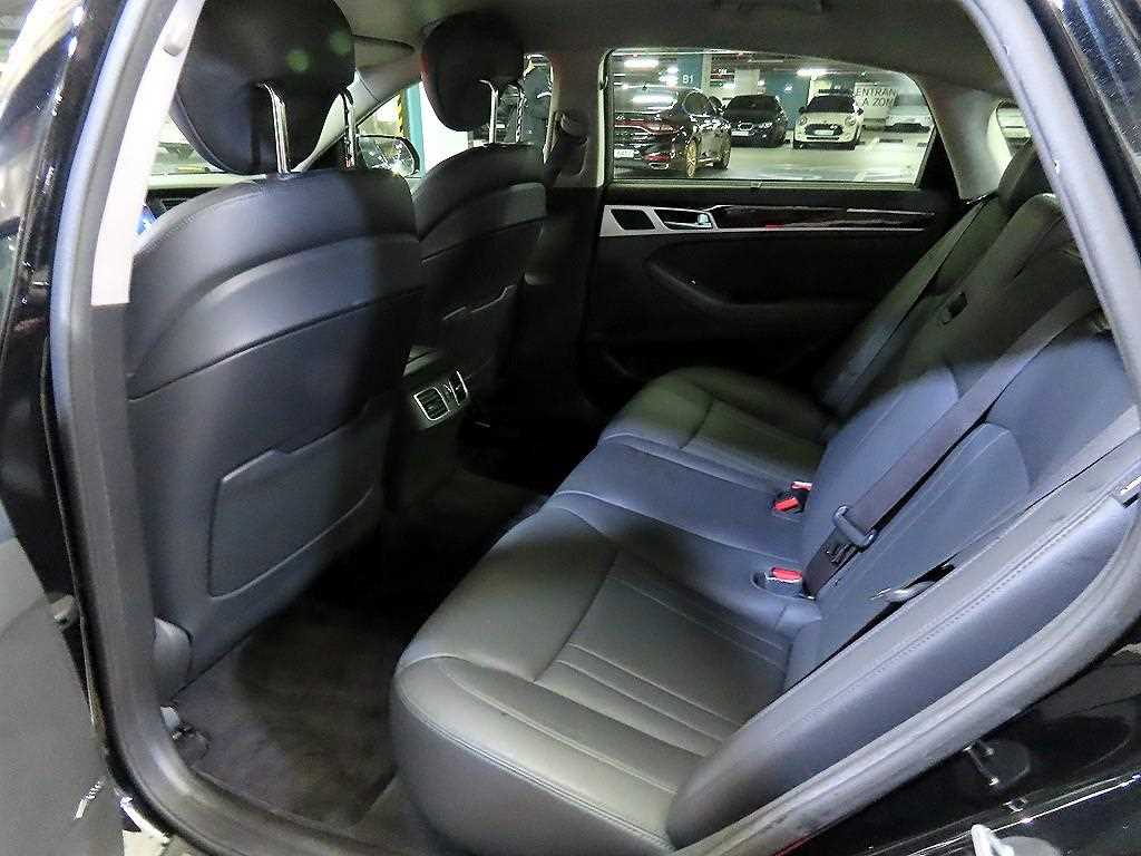 HYUNDAI Genesis - Vista 7