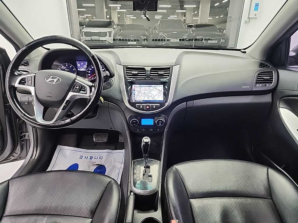 HYUNDAI Accent - Vista 7