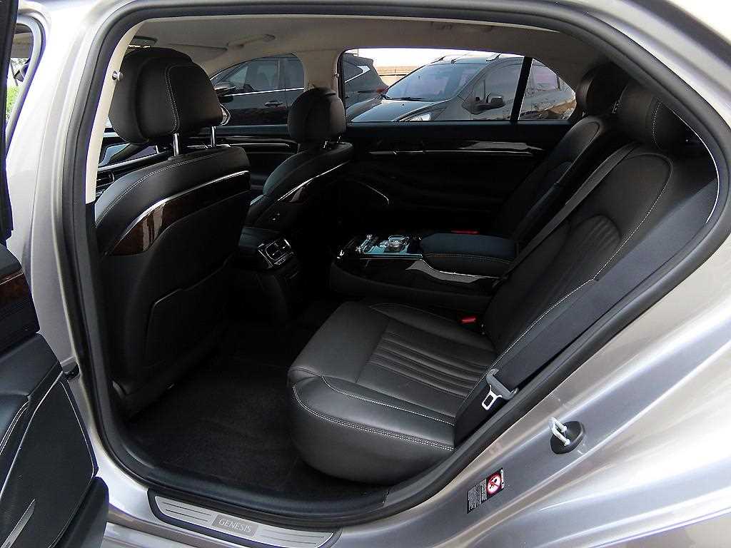 Genesis G90 - Vista 6