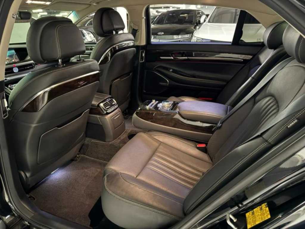 Genesis G90 - Vista 10