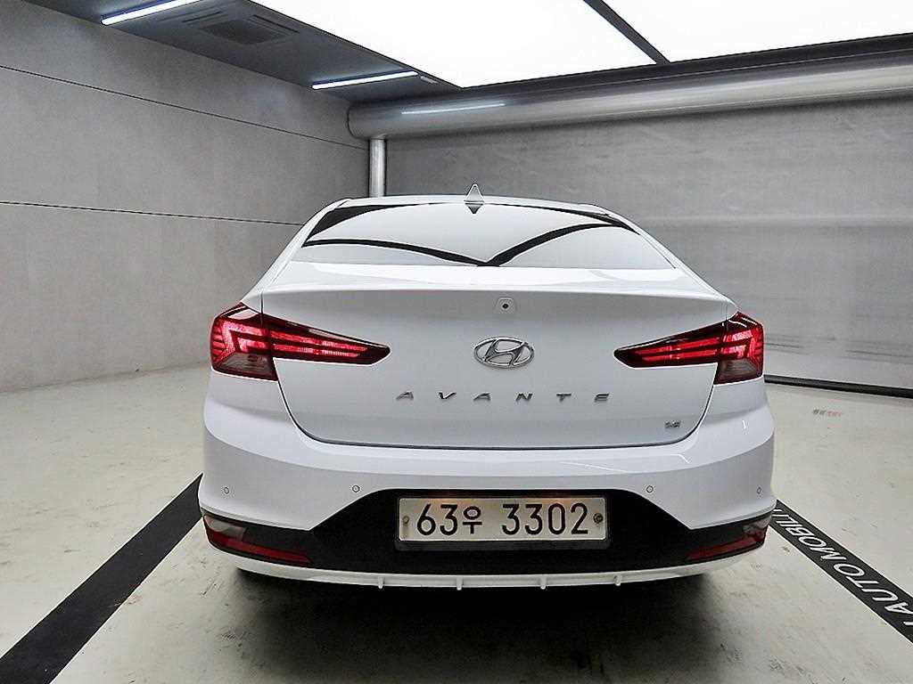 HYUNDAI Avante - Vista 3