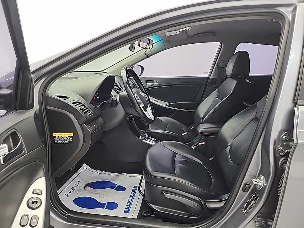 HYUNDAI Accent - Vista 11