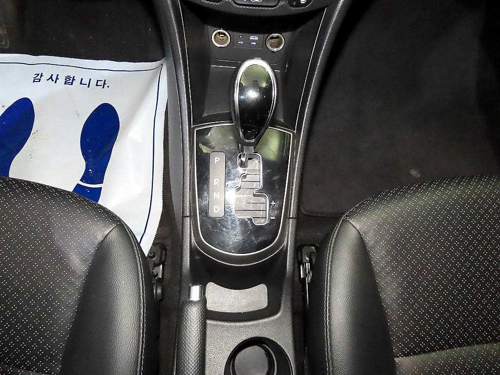 HYUNDAI Accent 2017 Plateado - Importación desde Corea - HF Imports Iquique - Foto 13