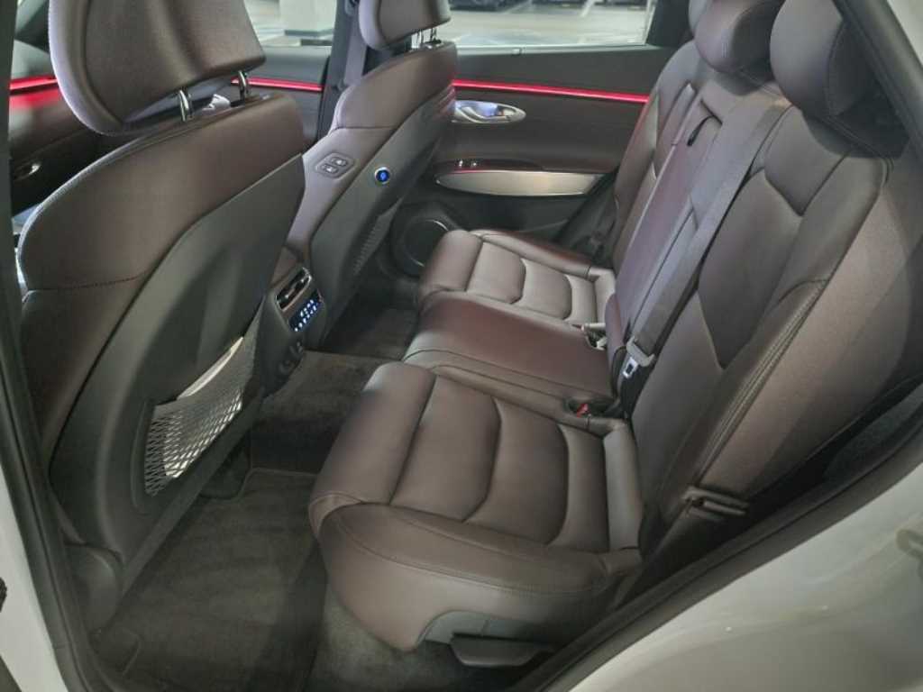 Genesis GV70 - Vista 9