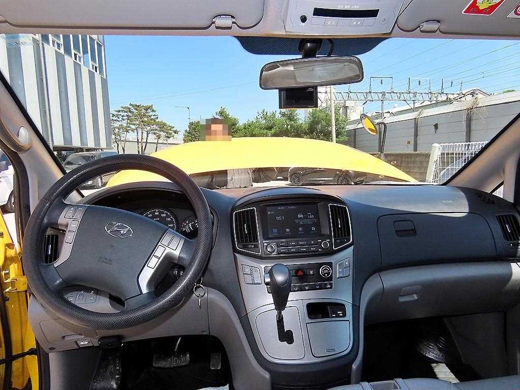 HYUNDAI Starex - Vista 8