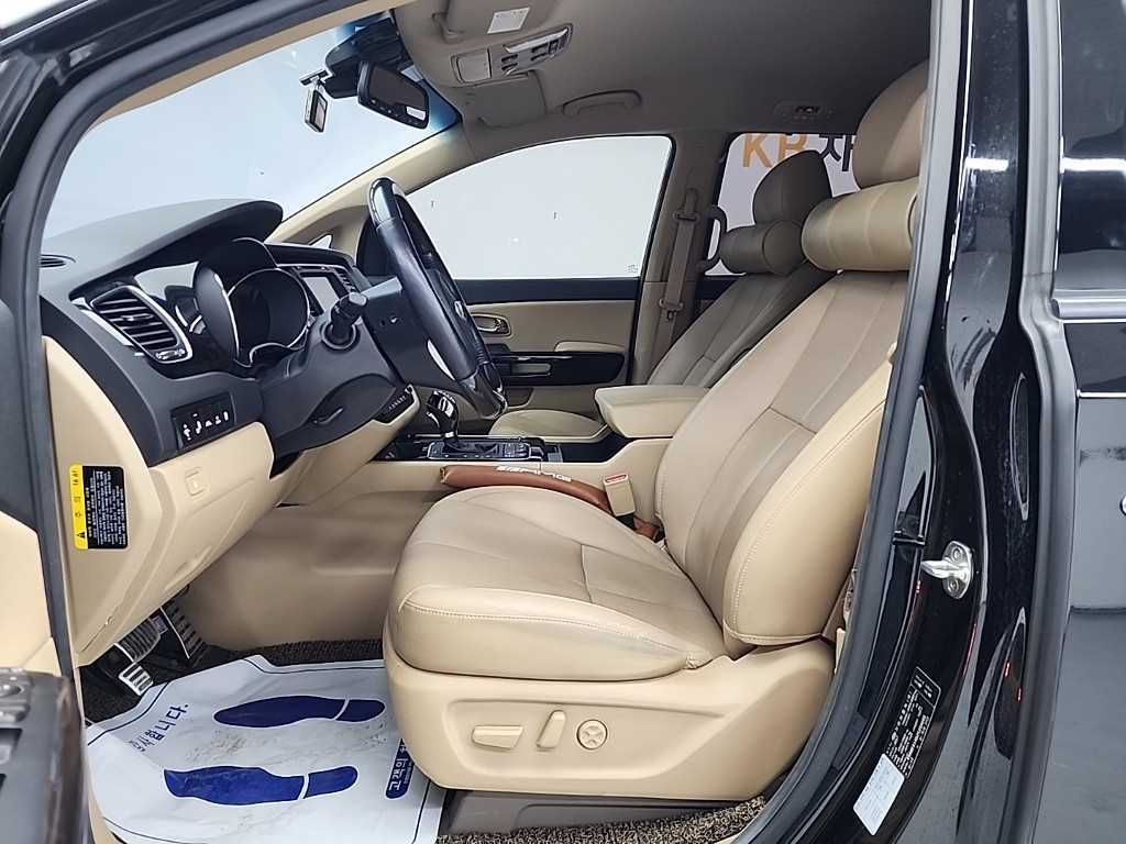 KIA Carnival - Vista 11