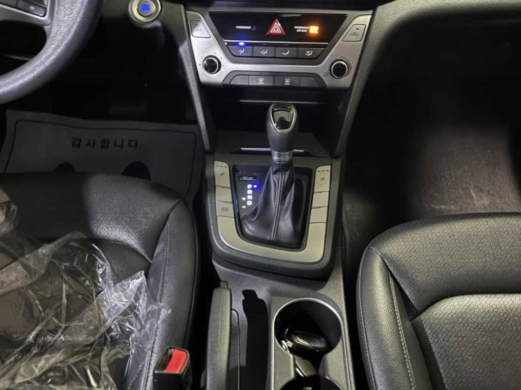 HYUNDAI Avante - Vista 9