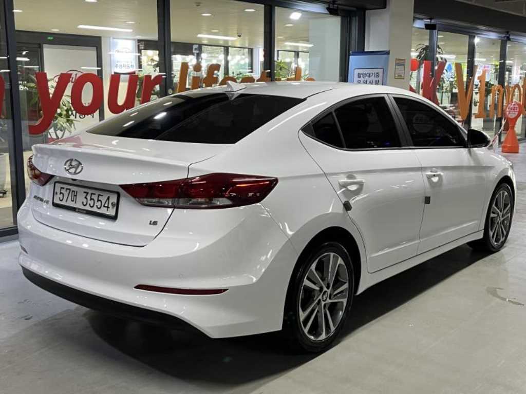 HYUNDAI Avante - Vista 4