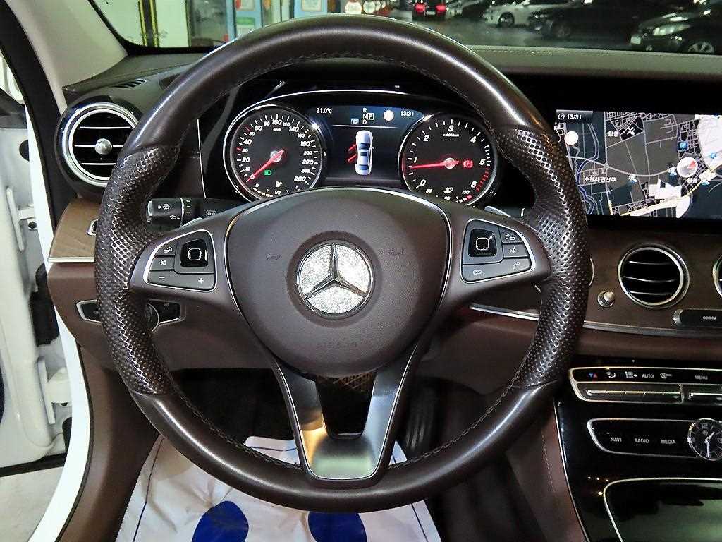 Mercedes Benz E class - Vista 8