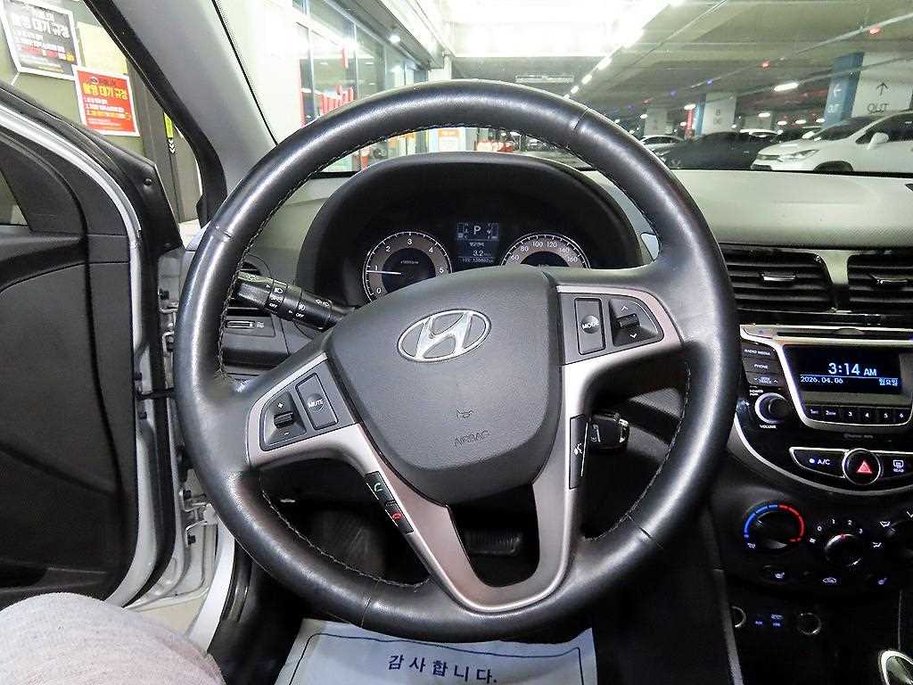 HYUNDAI Accent - Vista 7
