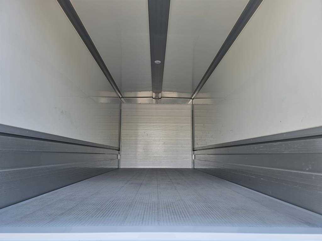 medium and large cargo truck - Vista 9