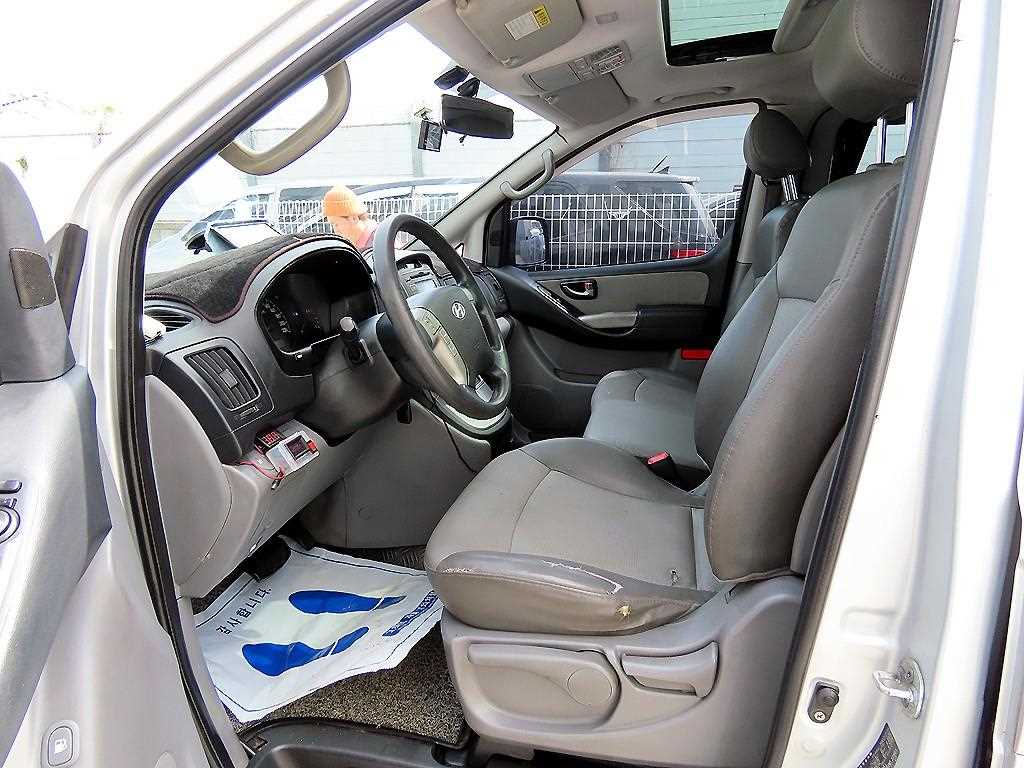 HYUNDAI Starex - Vista 5