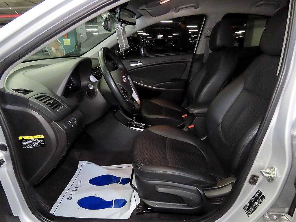 HYUNDAI Accent - Vista 11