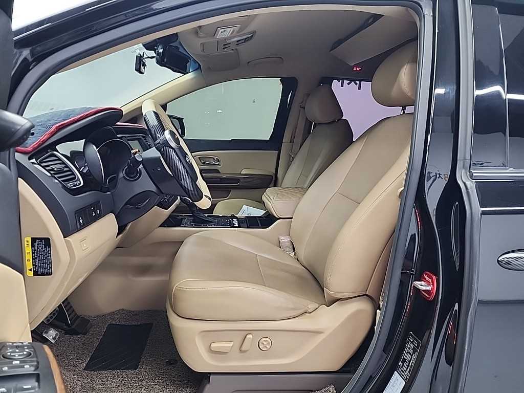 KIA Carnival - Vista 11