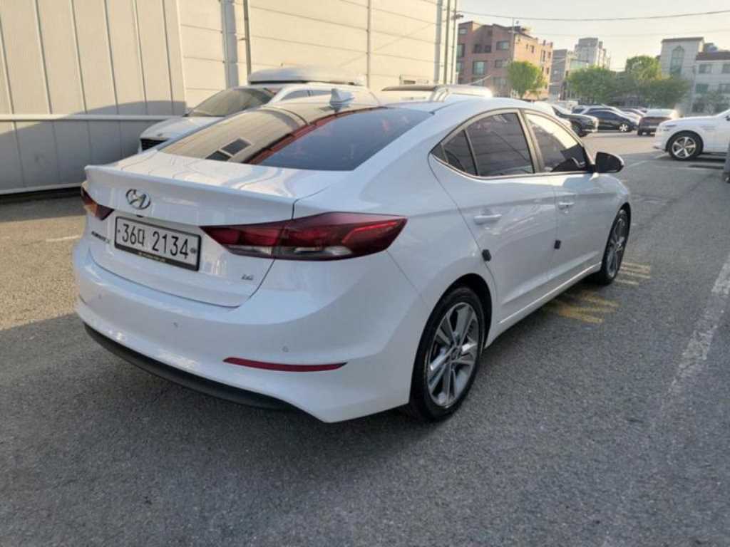 HYUNDAI Avante - Vista 3