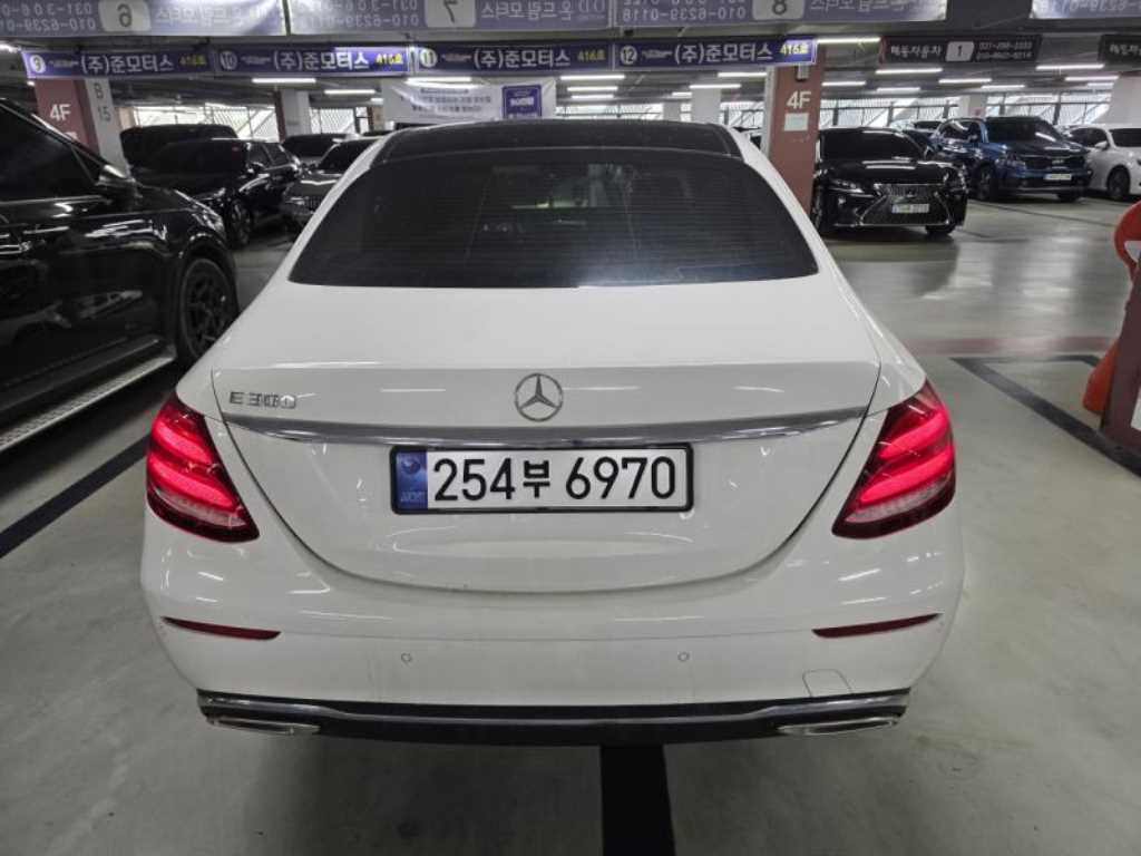 Mercedes Benz E class - Vista 3