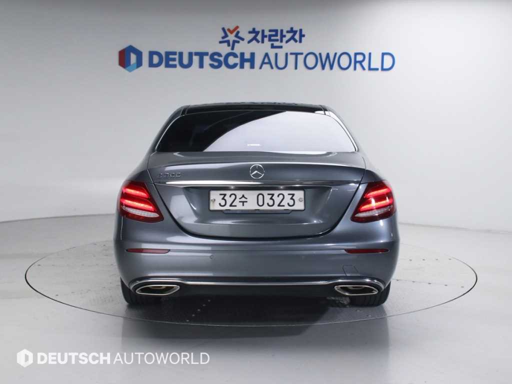 Mercedes Benz E class - Vista 3