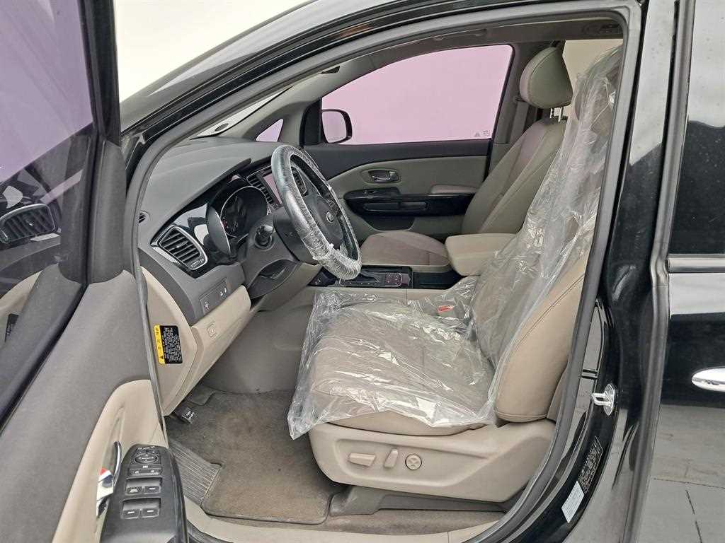 KIA Carnival - Vista 11