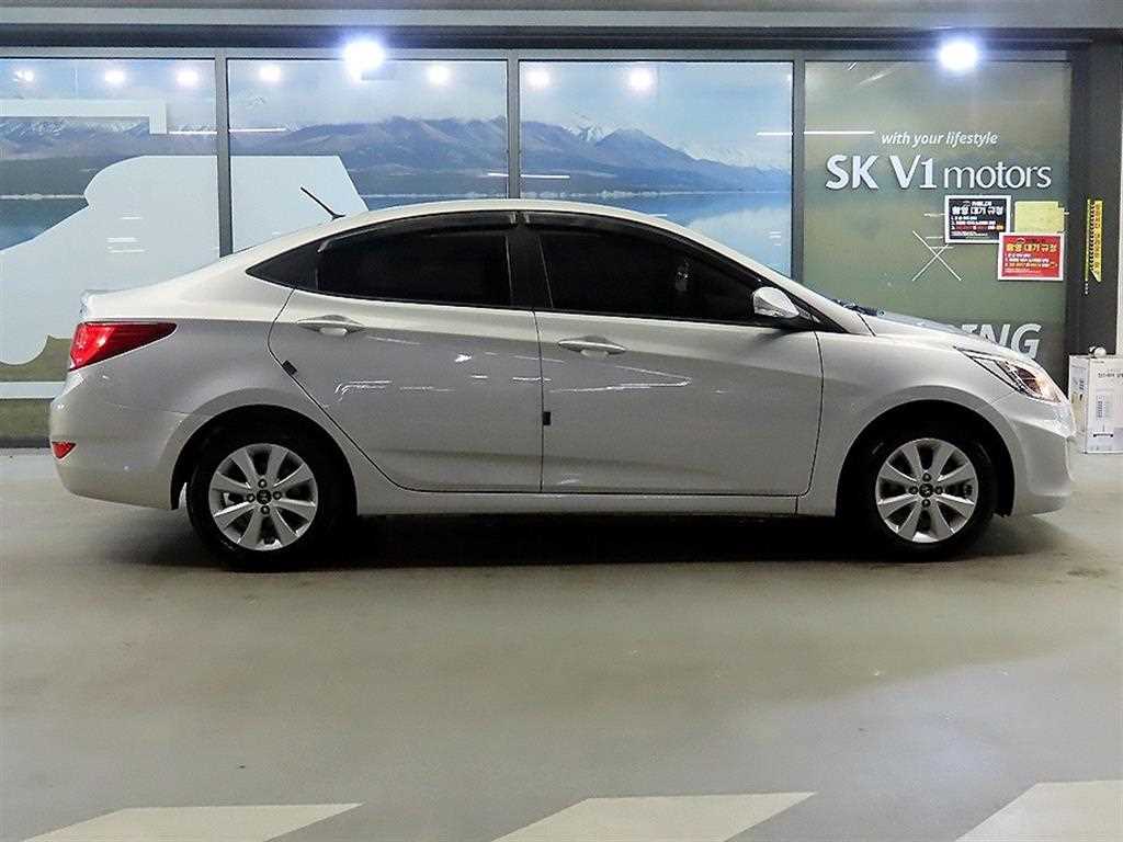 HYUNDAI Accent - Vista 3