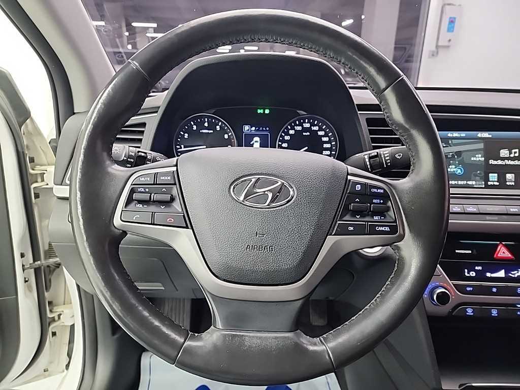 HYUNDAI Avante - Vista 9