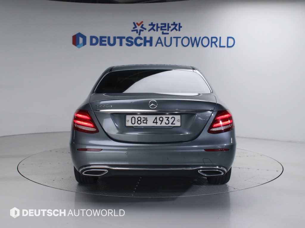 Mercedes Benz E class - Vista 4
