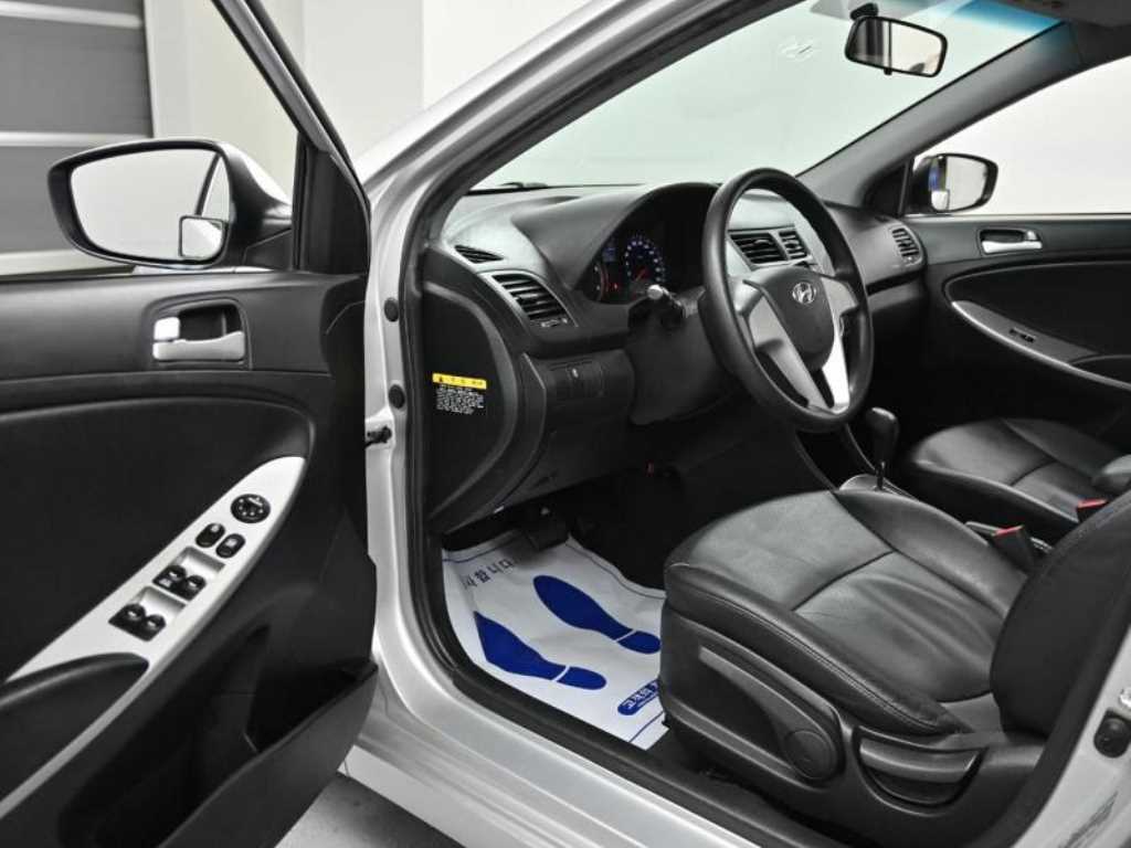 HYUNDAI Accent - Vista 11