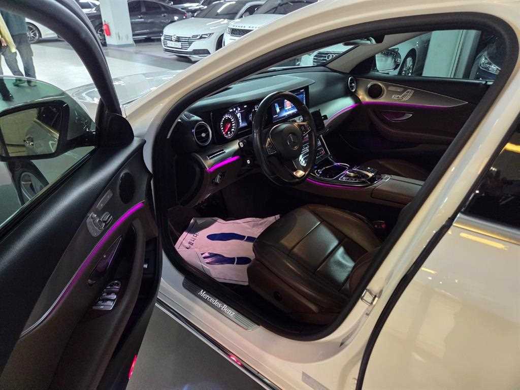 Mercedes Benz E class - Vista 4