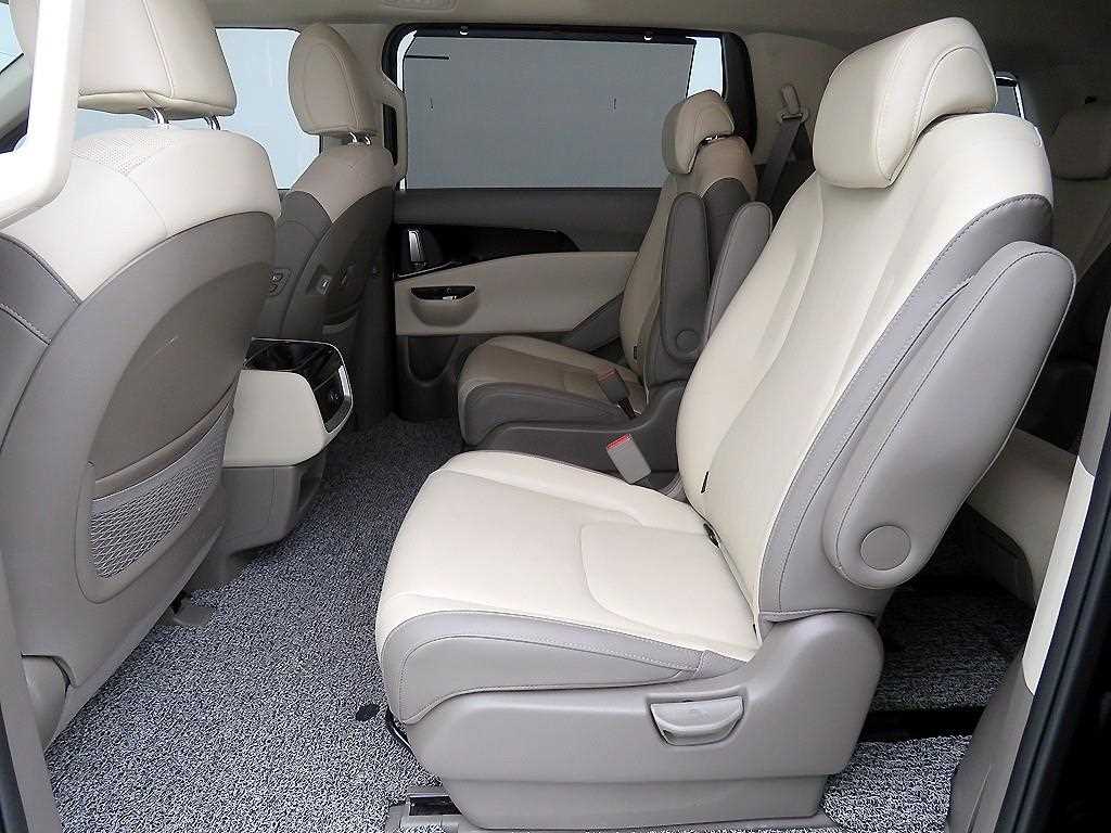 KIA Carnival - Vista 8