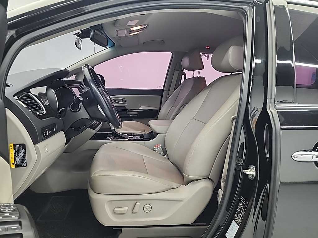KIA Carnival - Vista 11