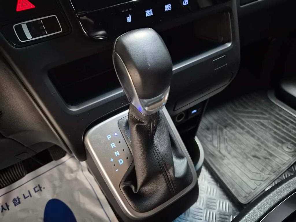 HYUNDAI Staria - Vista 11