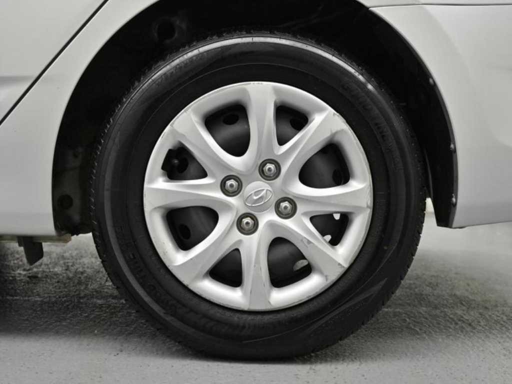 HYUNDAI Accent - Vista 5