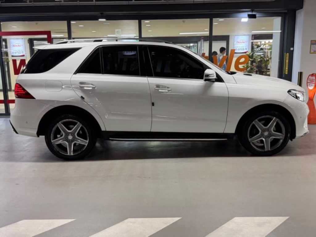 Mercedes Benz GLE Class - Vista 3