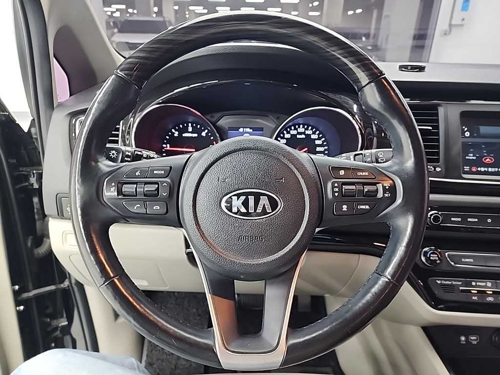 KIA Carnival - Vista 9