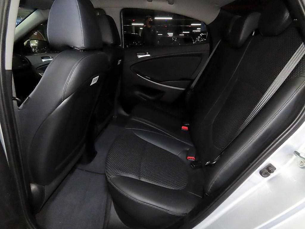 HYUNDAI Accent - Vista 12