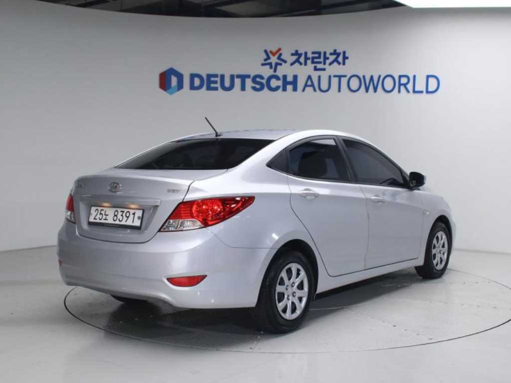 HYUNDAI Accent - Vista 2