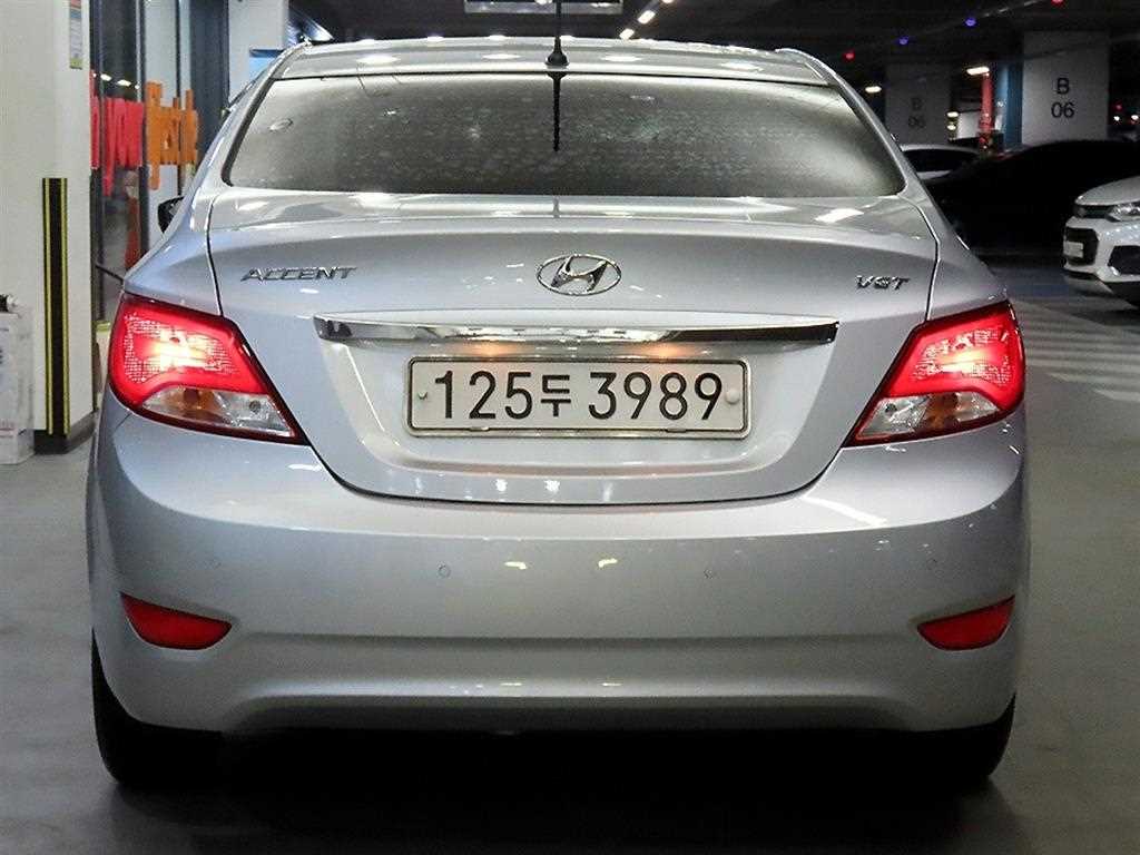 HYUNDAI Accent - Vista 5